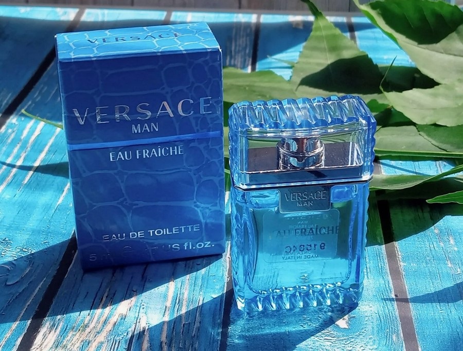 Versace Eau Fraiche у мужчины в руках.jpg Versace Eau Fraiche у мужчины в руках.jpg
