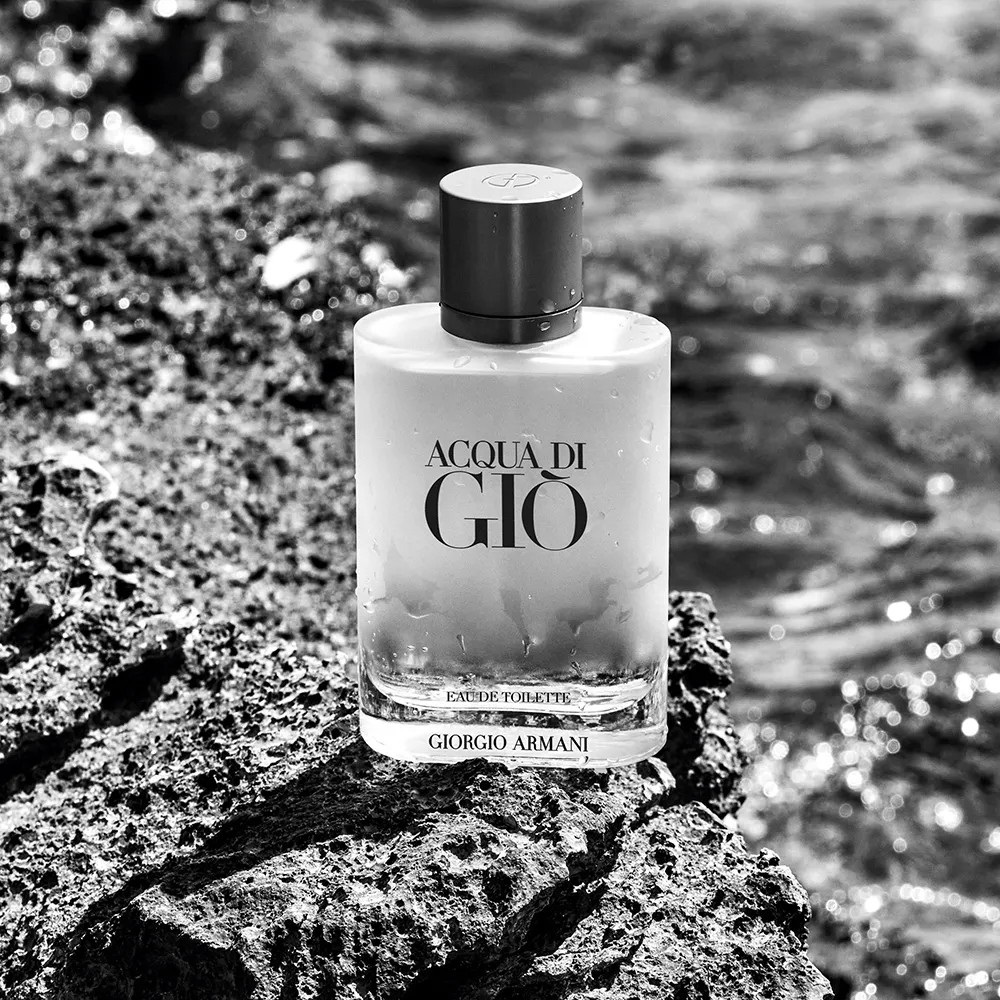 Armani Acqua di Gio у мужчины в руках.jpg Armani Acqua di Gio у мужчины в руках.jpg