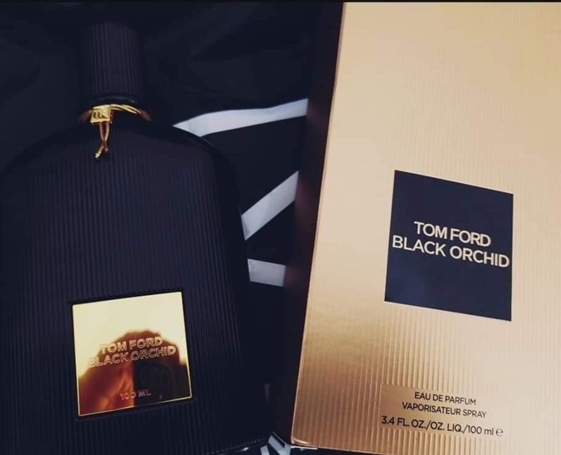 Мужчина держит в руках Tom Ford Black Orchid.jpg Мужчина держит в руках Tom Ford Black Orchid.jpg