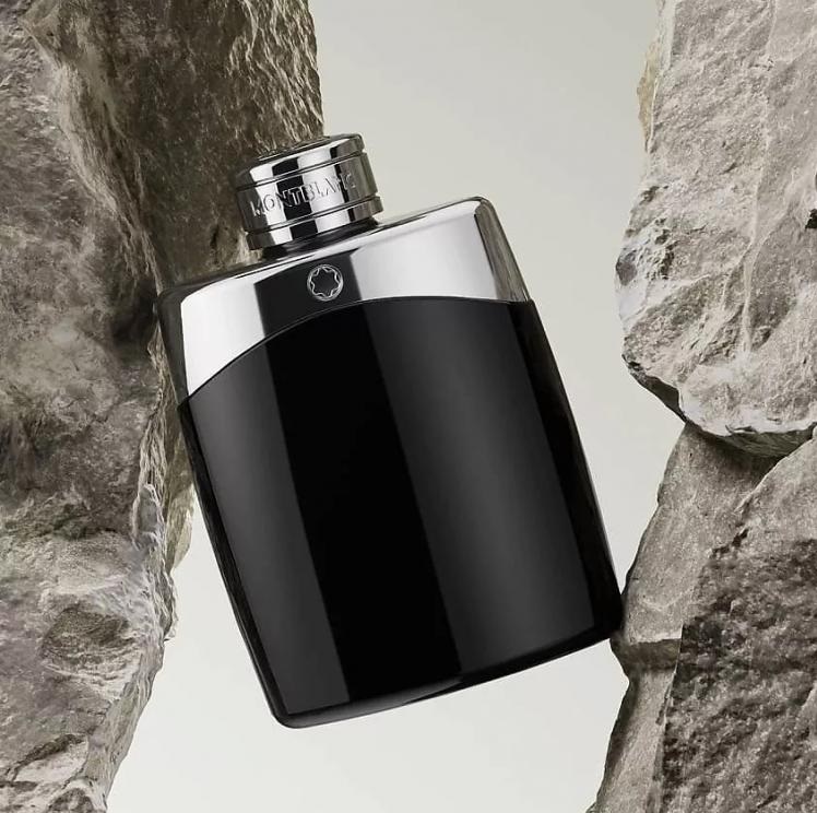 Мужчина держит в руках Montblanc Legend Spirit.jpg Мужчина держит в руках Montblanc Legend Spirit.jpg