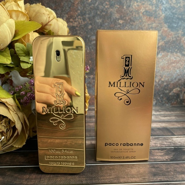 Мужчина держит в руках Paco Rabanne 1 Million.jpg Мужчина держит в руках Paco Rabanne 1 Million.jpg